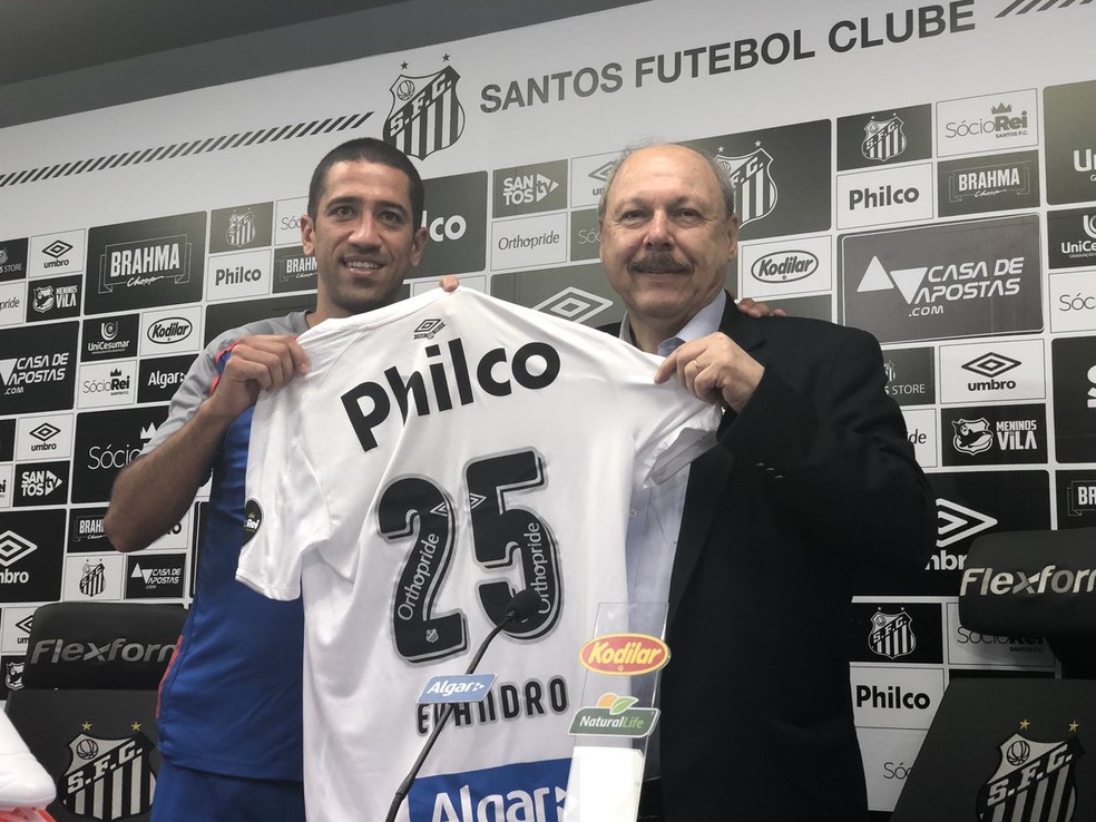 Evandro recebe a camisa 25 do Santos das mãos do presidente José Carlos Peres Santos — Foto: Gabriel dos Santos