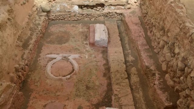 As paredes, o altar (foto), o fosso e os artefatos de Cancho Roano foram bem preservados, apesar do fogo (Foto: ANDREW LOFTHOUSE/BBC)