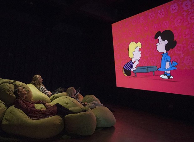 Os visitantes podem se confortar em sofás gigantes para assistir trechos de animações (Foto: Somerset House UK/ Reprodução)