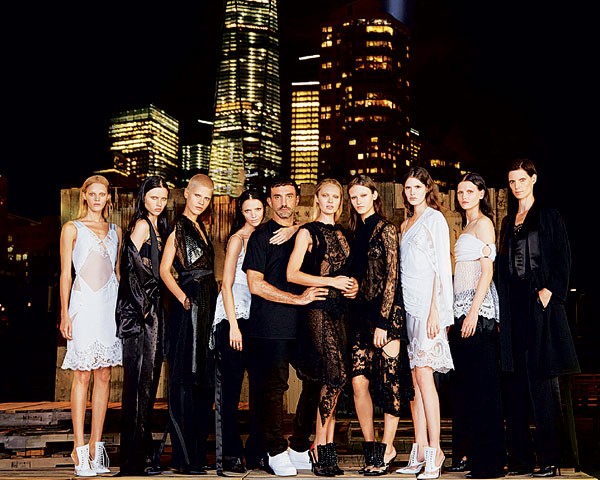 O estilista rodeado por suas modelos no desfile de 11 de setembro de 2015, em Nova York (Foto: Divulgação)