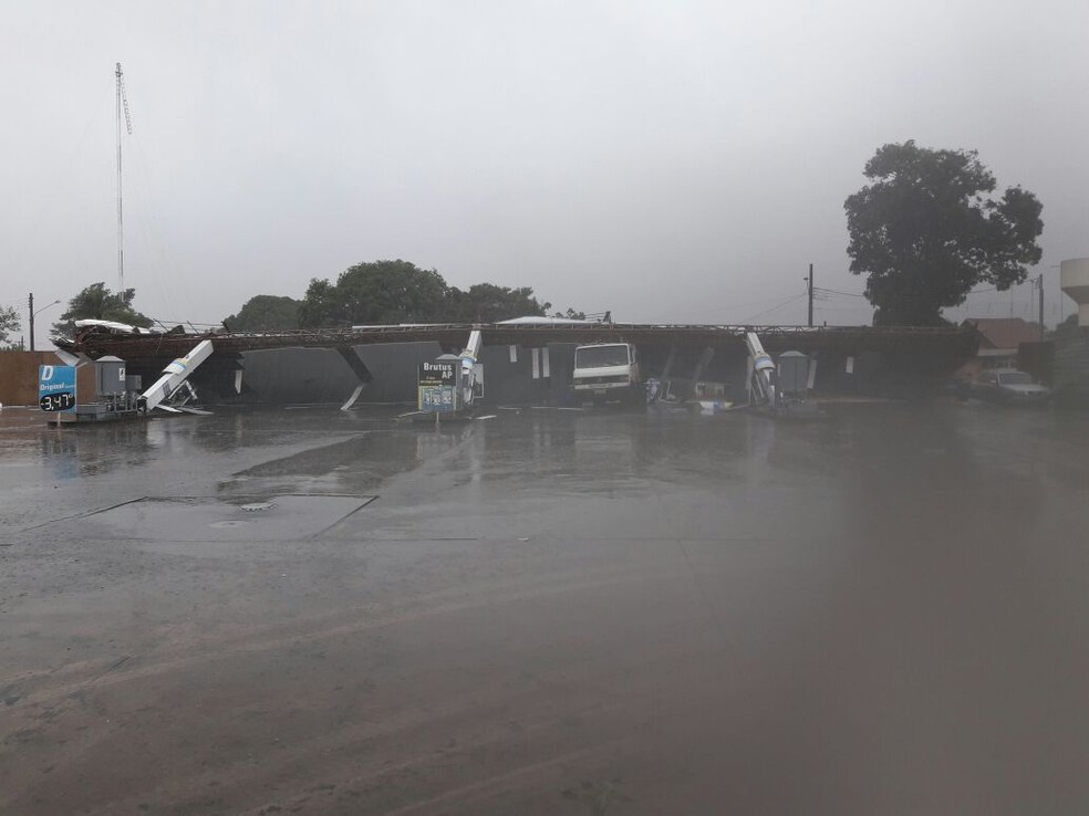 Estrutura do posto de combustíveis não resistiu à força dos ventos (Foto: Carlos da Cruz/TV Morena)