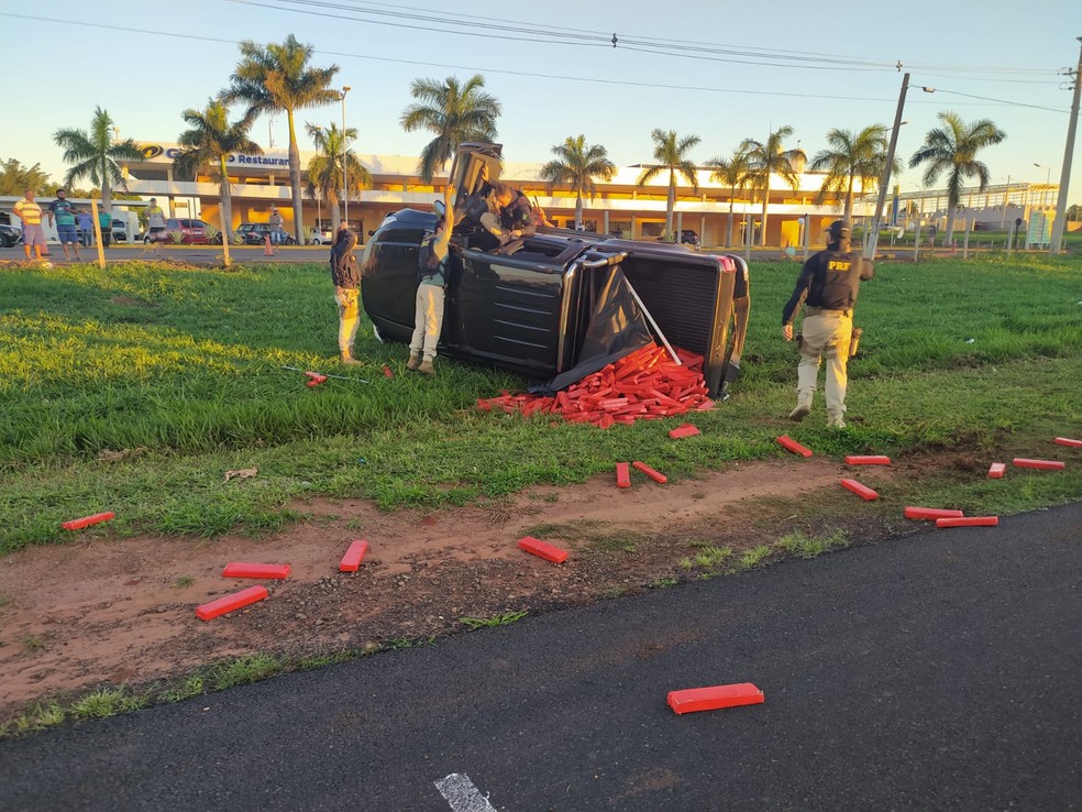 Motorista tenta fugir, bate caminhonete e é preso com quase 1 tonelada de maconha em Marília — Foto: Polícia Rodoviária Federal/Divulgação