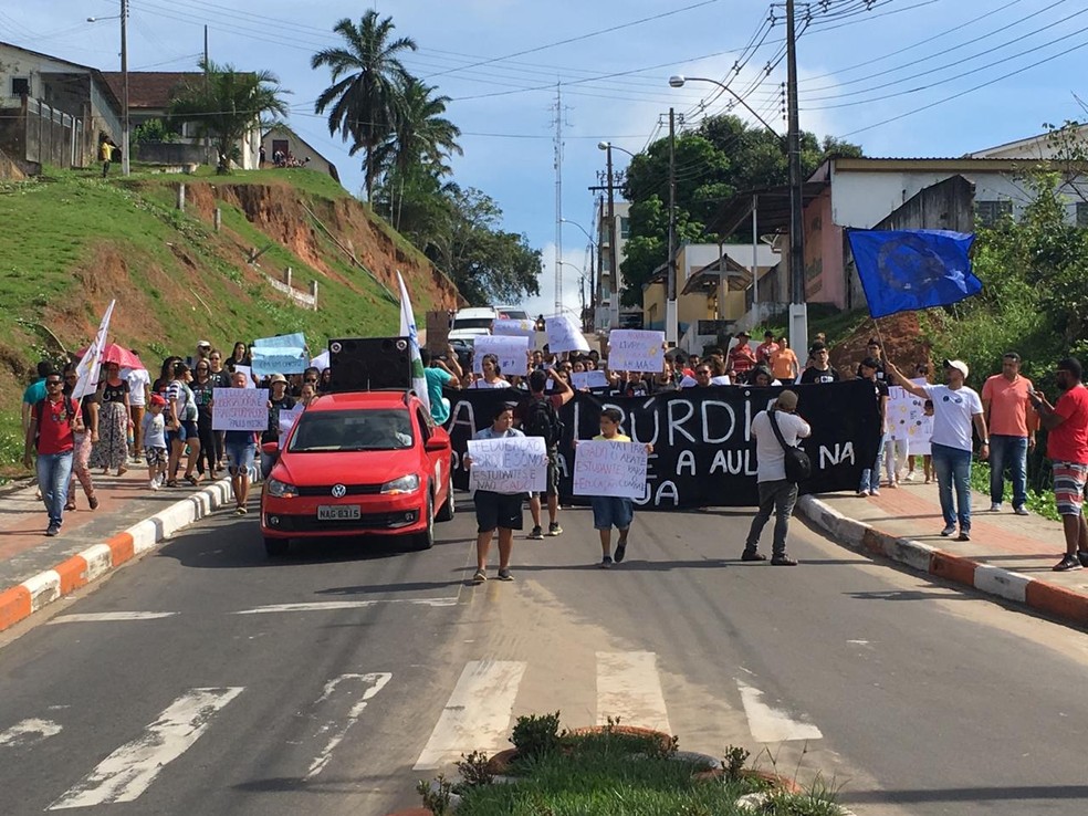 Protesto em Cruzeiro do Sul contou com grupo de estudantes e professores  — Foto: Mazinho Rogério/G1
