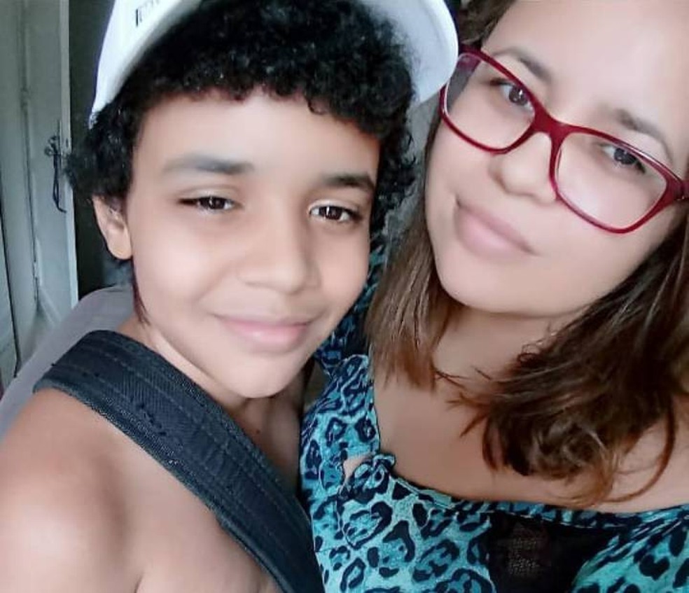 Ana Anjos e o filho, Miguel Anjos, se reencontrando ap&oacute;s quase cinco meses em Salvador &mdash; Foto: Arquivo pessoal
