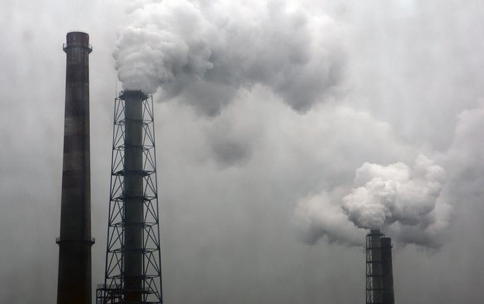 Fumaça sai de chaminé em usina siderúrgica na China — Foto: REUTERS/Stringer