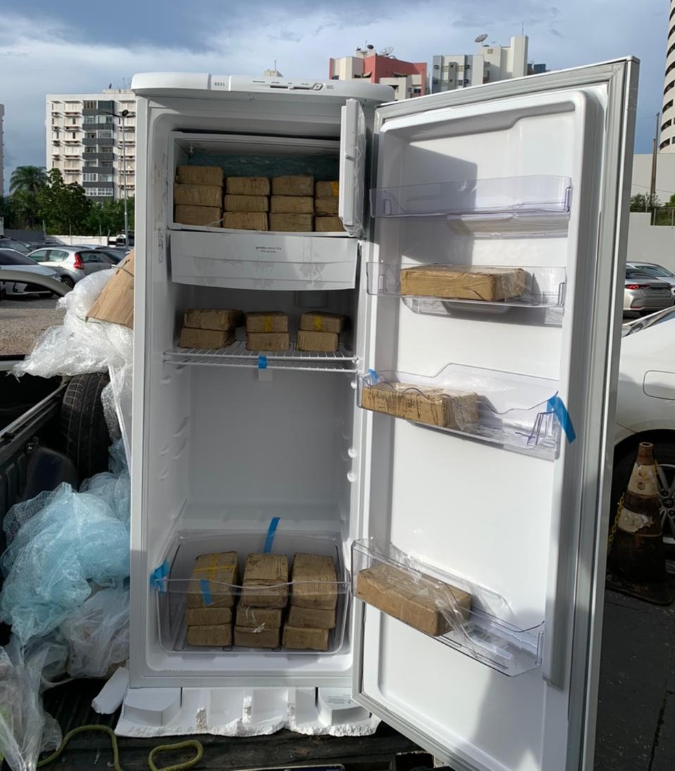 Os suspeitos transportavam droga dentro de uma geladeira — Foto: Reprodução/Polícia Federal