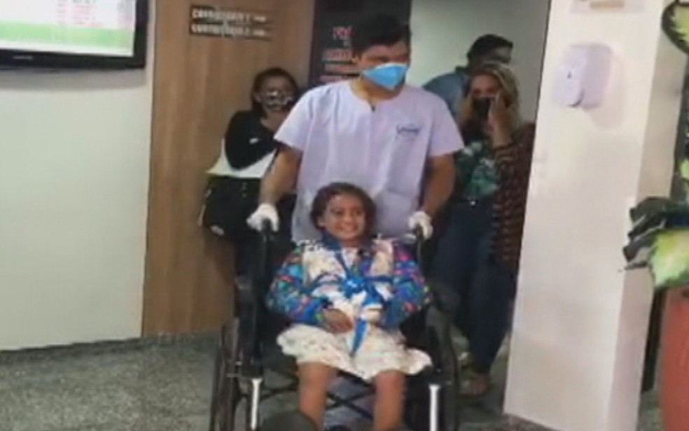 Ana Catriny  ao receber alta de hospital em Goiânia — Foto: Reprodução/TV Anhanguera