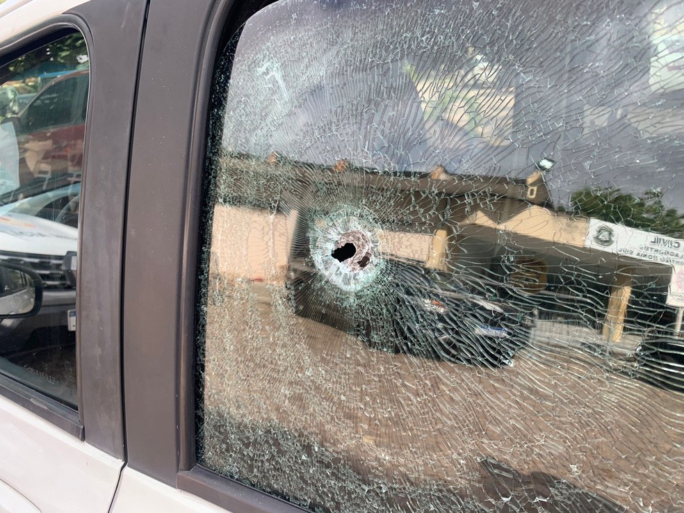 Após acompanhamento tático, veículo onde vítima e bandidos estavam ficou com marcas de tiros — Foto: Gustavo Brendo/Inter TV Cabugi