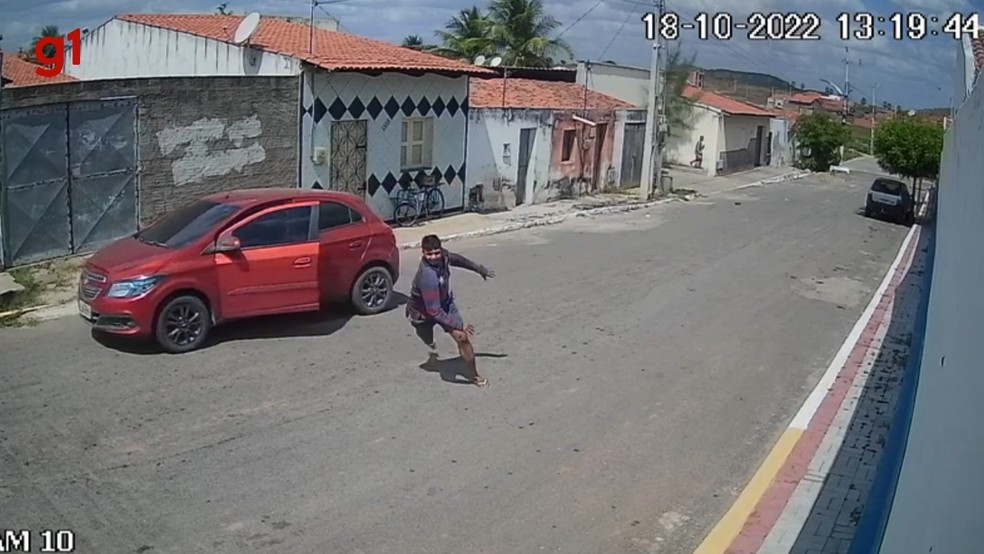 Suspeitos foram presos após perseguição a carro roubado em Morada Nova, no Ceará. — Foto: Reprodução