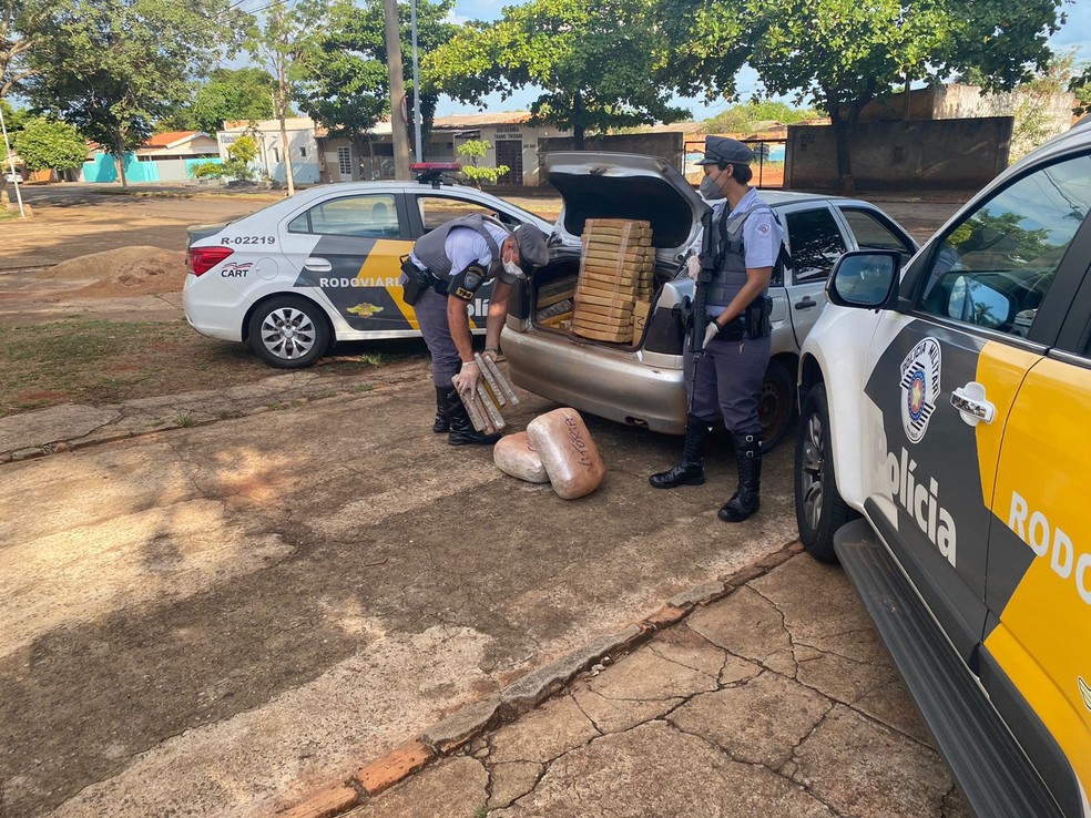 Carga de quase 330 quilos de drogas foi apreendida dentro de veículo em Teodoro Sampaio (SP) — Foto: Polícia Militar Rodoviária
