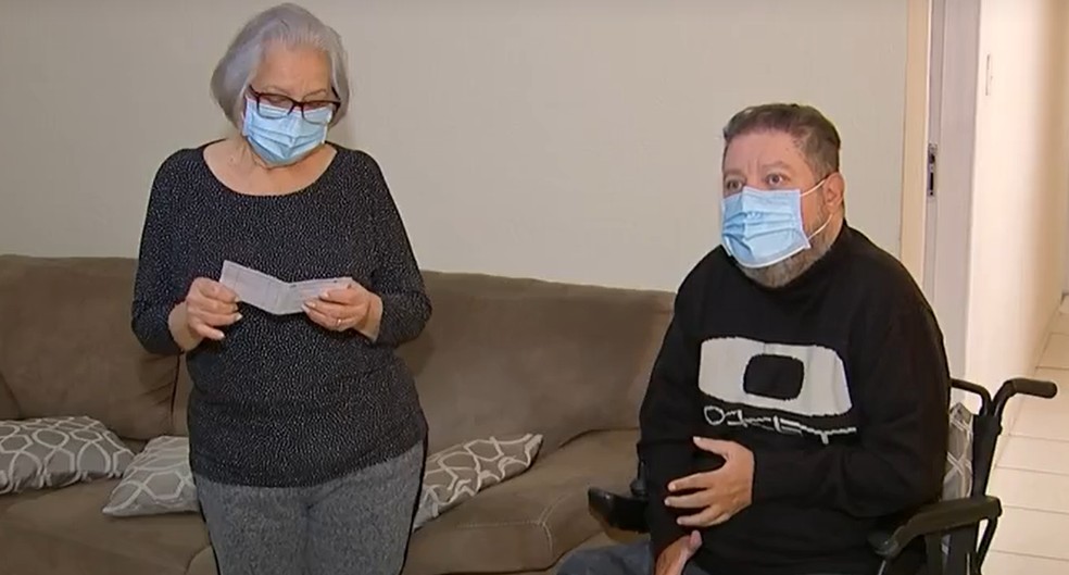 Teresa Simão não consegue ficar sentada por sentir fortes dores na bexiga — Foto: Reprodução/ TV TEM