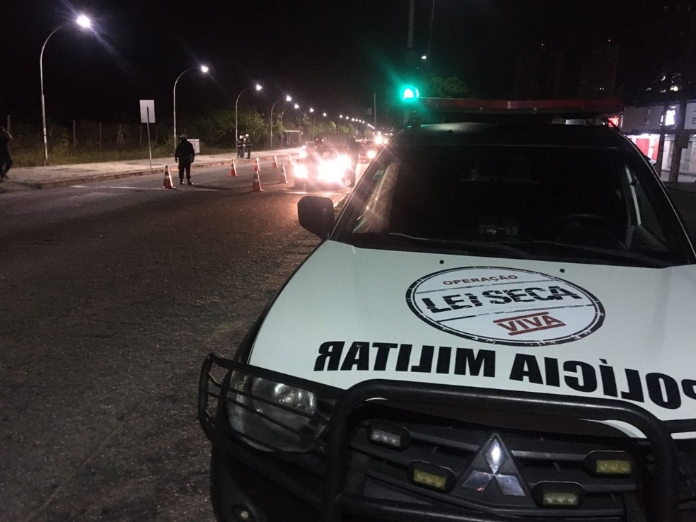 Homem foi preso em blitz da operação Lei Seca ao tentar fugir e tentar subornar policiais — Foto: PM/Cedida