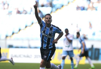 Goleador tricolor, Bobô embala, luta por artilharia no Gauchão e cria dúvida