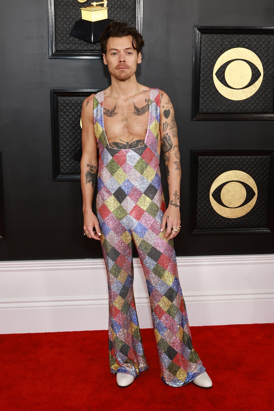 Harry Styles aposta em brilho e cores para o Grammy 2023