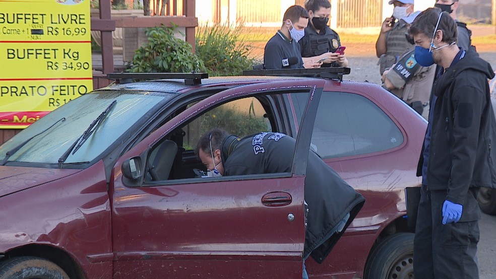 BM encontrou corpo dentro de carro após desconfiar da posição do veículo — Foto: Reprodução / RBS TV 