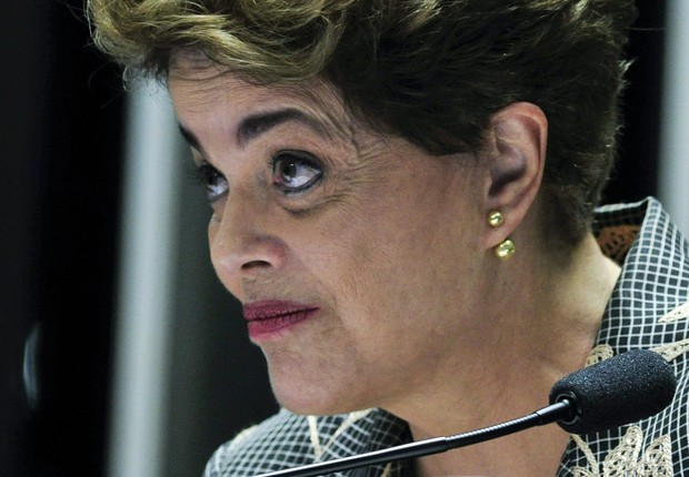 A presidente afastada Dilma Rousseff discursa diante dos senadores no julgamento do impeachment (Foto: Geraldo Magela/Agência Senado)
