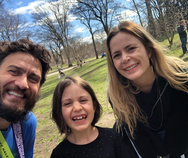 Gabriel Braga Nunes, a mulher e a filha na meia maratona de NY (Foto: Reprodução/Instagram)