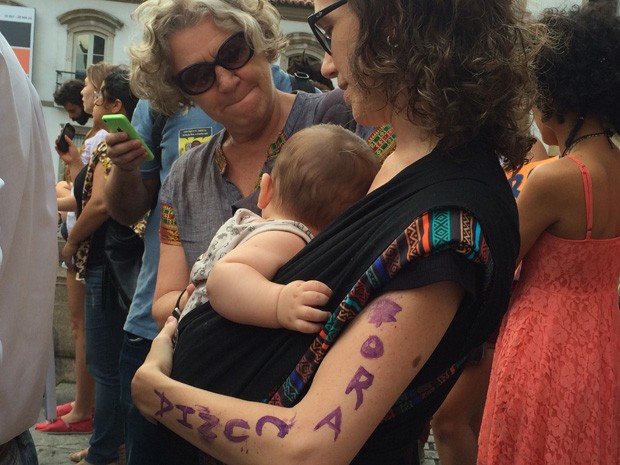 Mãe leva bebê para protesto contra Eduardo Cunha, no Rio (Foto: Daniel Silveira/ G1)
