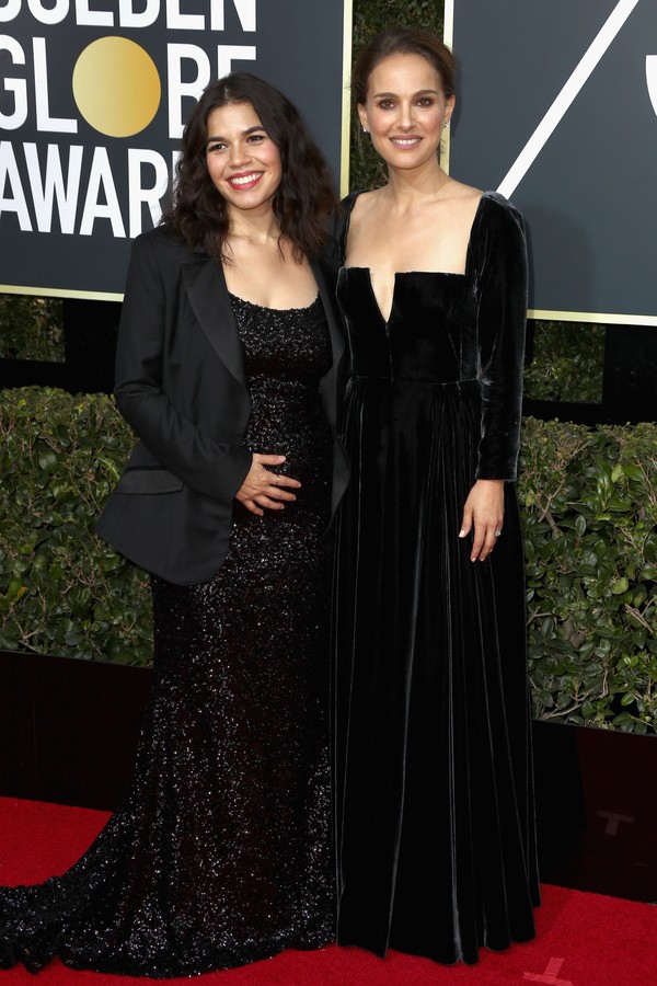 BEVERLY HILLS, CA - JANUARY 07:  Actors America Ferrera (L) and Natalie Portman attend The 75th Annual Golden Globe Awards at The Beverly Hilton Hotel on January 7, 2018 in Beverly Hills, California.  (Photo by Frederick M. Brown/Getty Images) (Foto: Getty Images)