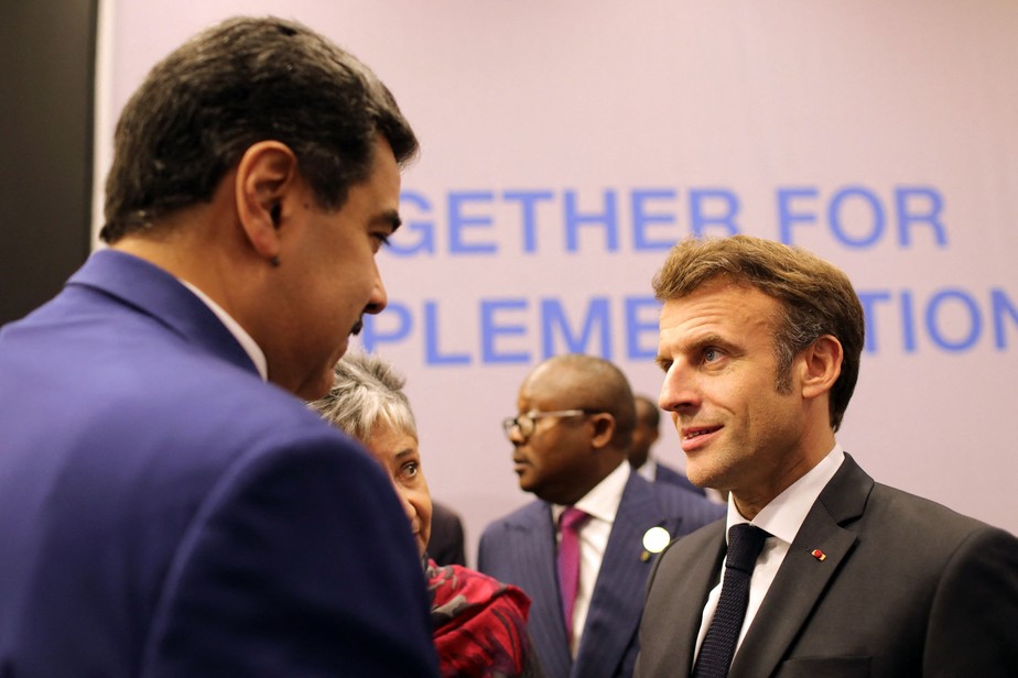 O presidente venezuela, Nicolás Maduro, e o francês Emmanuel Macron na COP27