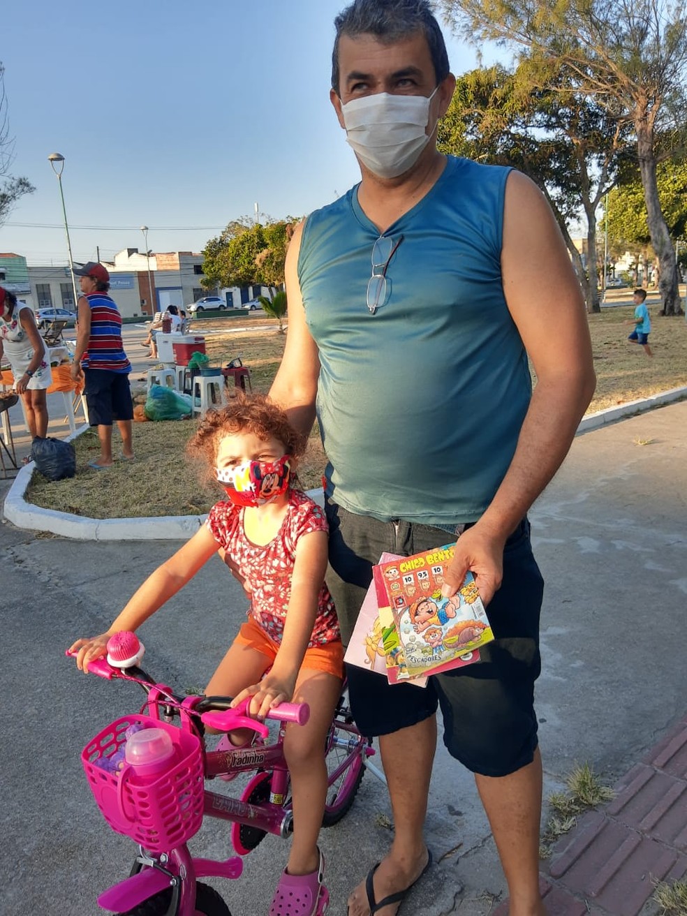 Genésio de Moura Silva com a filha Sarah, de 4 anos. — Foto: João Vitor Ferreira/ G1