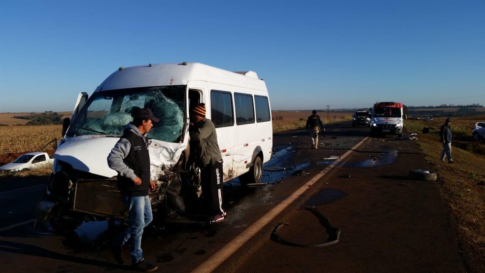 Das nove pessoas que estavam na van, o motorista e um passageiro ficaram feridos com a batida â Foto: Samu/DivulgaÃ§Ã£o