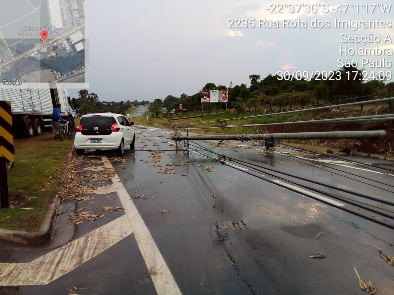 Vídeo mostra queda de postes em rodovia após chuva em Holambra; faixa foi interditada