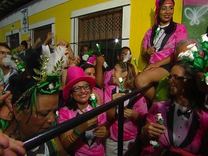 Rosas são entregues em frente à sede do Homem da Meia-Noite (Foto: Reprodução / TV Globo)