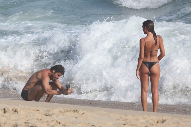 José Loreto em clima de romance na praia no Rio (Foto: AgNews)