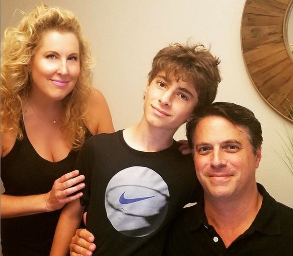 A roteirista, diretor e produtora Heidi Ferrer com o marido e o filho (Foto: Instagram)