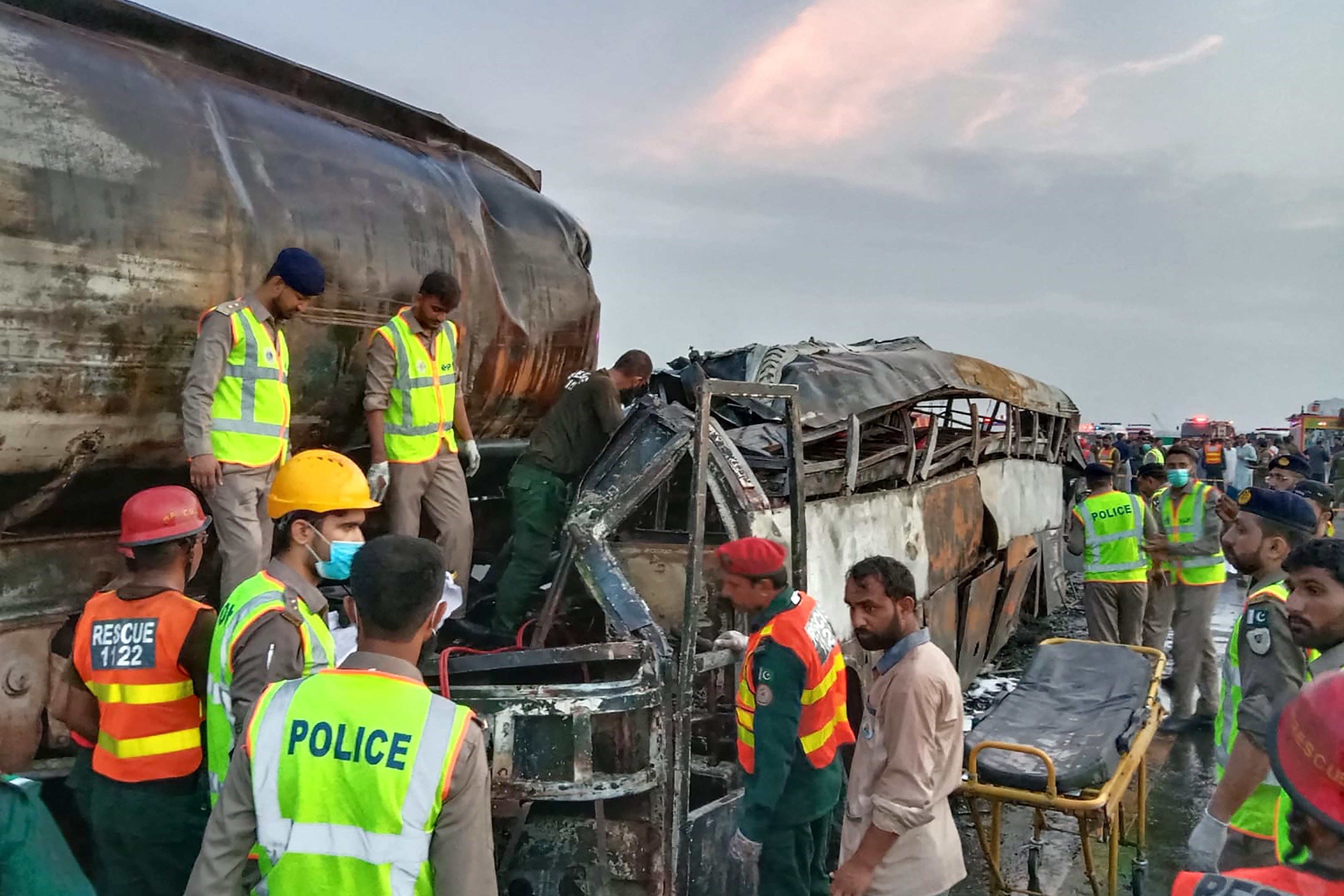 Vinte pessoas morrem queimadas em acidente de ônibus no Paquistão