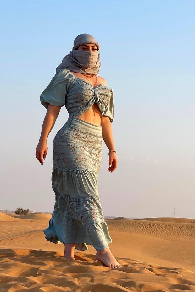 Naiara Azevedo usa lenço e roupa cigana em fotos no deserto (Foto: Reprodução/Instagram)