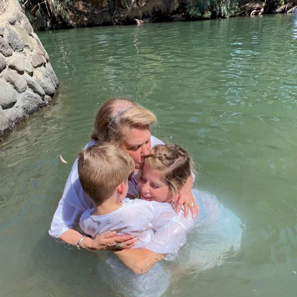 Karina Bacchi e filho são batizados no Rio Jordao em Israel (Foto: reprodução/instagram)