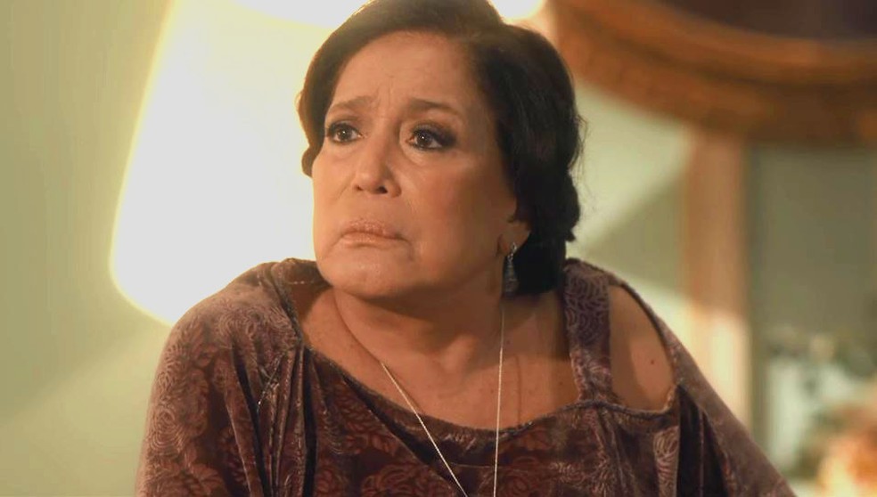 Emília (Susana Vieira) confessa que matou o pai de Justina (Julia Stockler) em 'Éramos Seis' — Foto: Globo