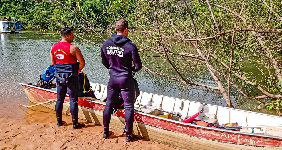 Bombeiros militares atuaram nas buscas ao corpo de Salmon, que se afogou a cerca de cinco metros de onde os mergulhadores estão — Foto: Divulgação/CBMTO
