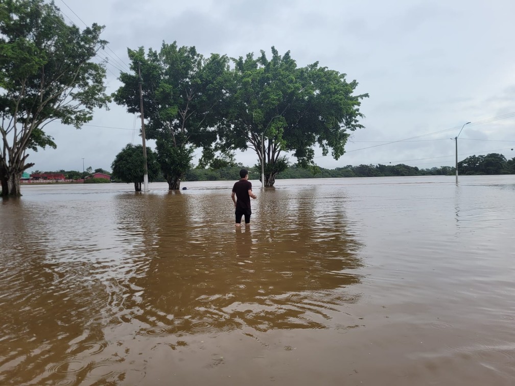 Morador no meio de alagamento em Ji-Paraná, RO — Foto: Rauã Araújo/Rede Amazônica 