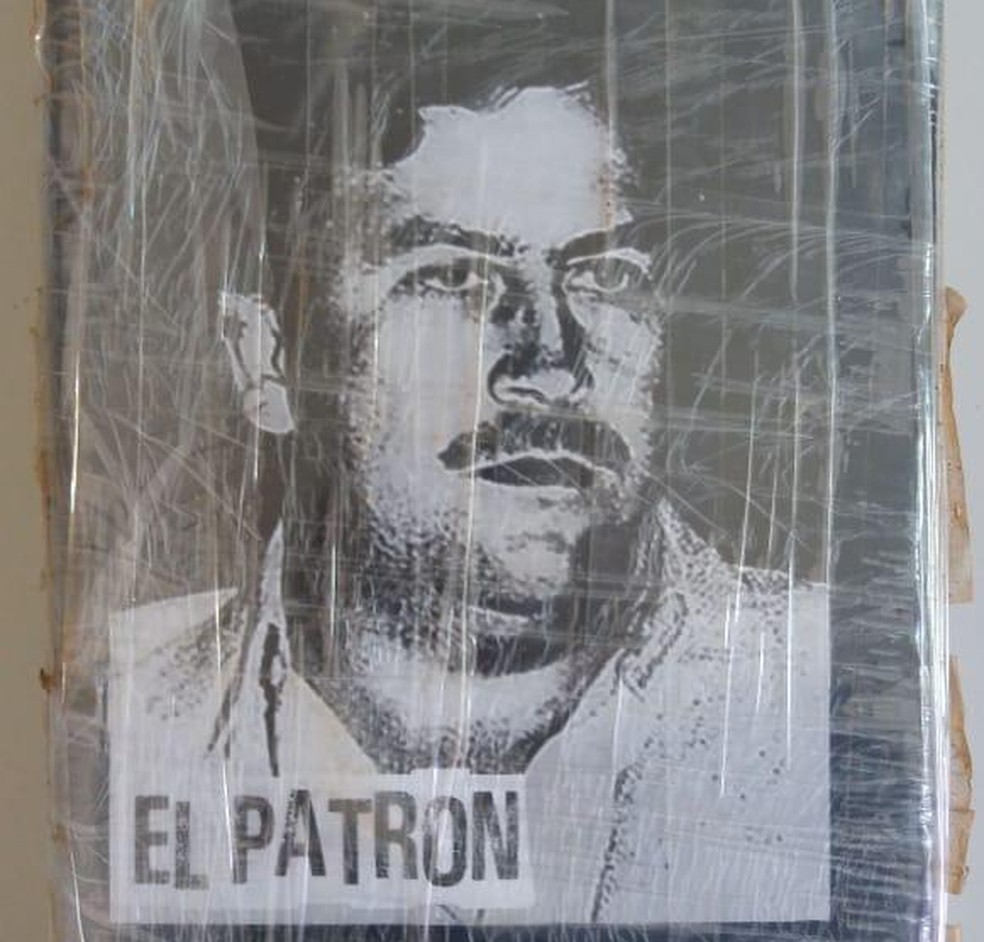 Cocaína estava embalada com fita isolante e com a foto do narcotraficante colombiano Pablo Escobar — Foto: PRF/ Divulgação