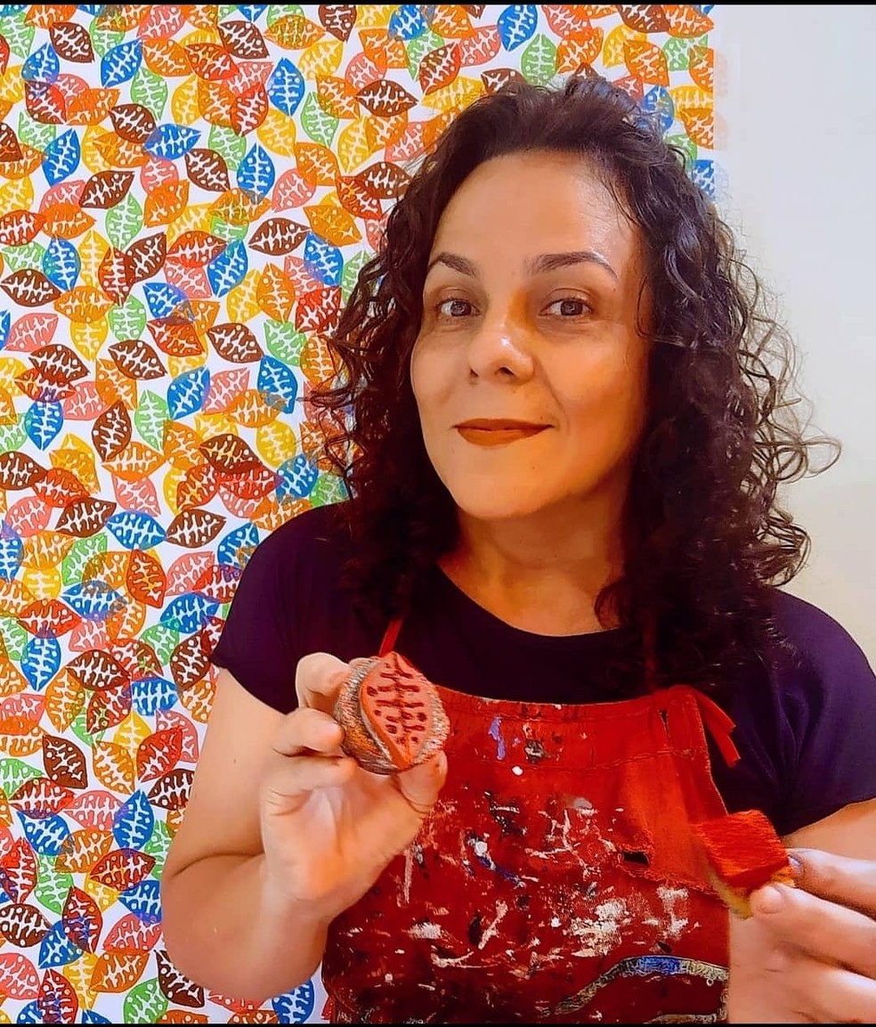 A artista utiliza outras técnicas como a xilogravura — Foto: Reprodução/Instagram