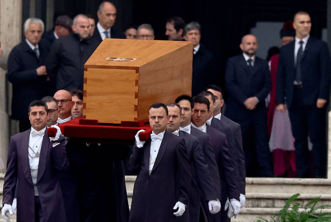 Caixão de Bento XVI é carregado durante seu funeral, na Praça de São Pedro