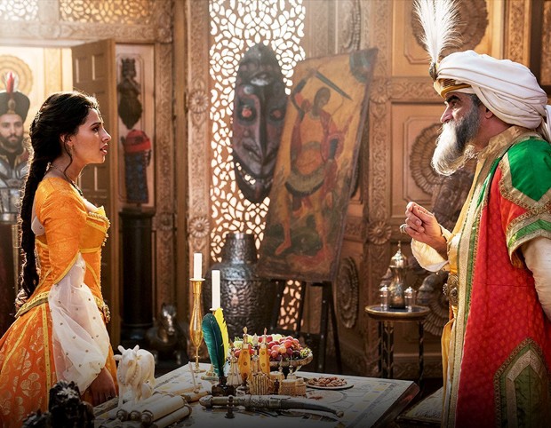 Naomi Scott e Navid Negahban em Aladdin (Foto: Divulgação/Disney)