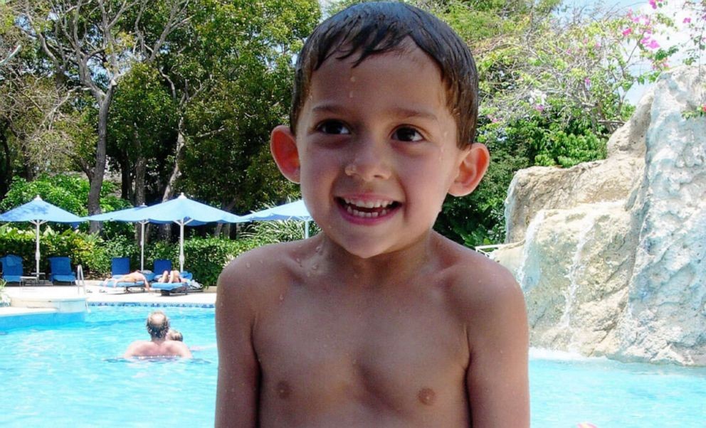 O menino de 6 anos teve o braço sugado por um dreno da piscina e não foi salvo a tempo (Foto: Reprodução/GMA)