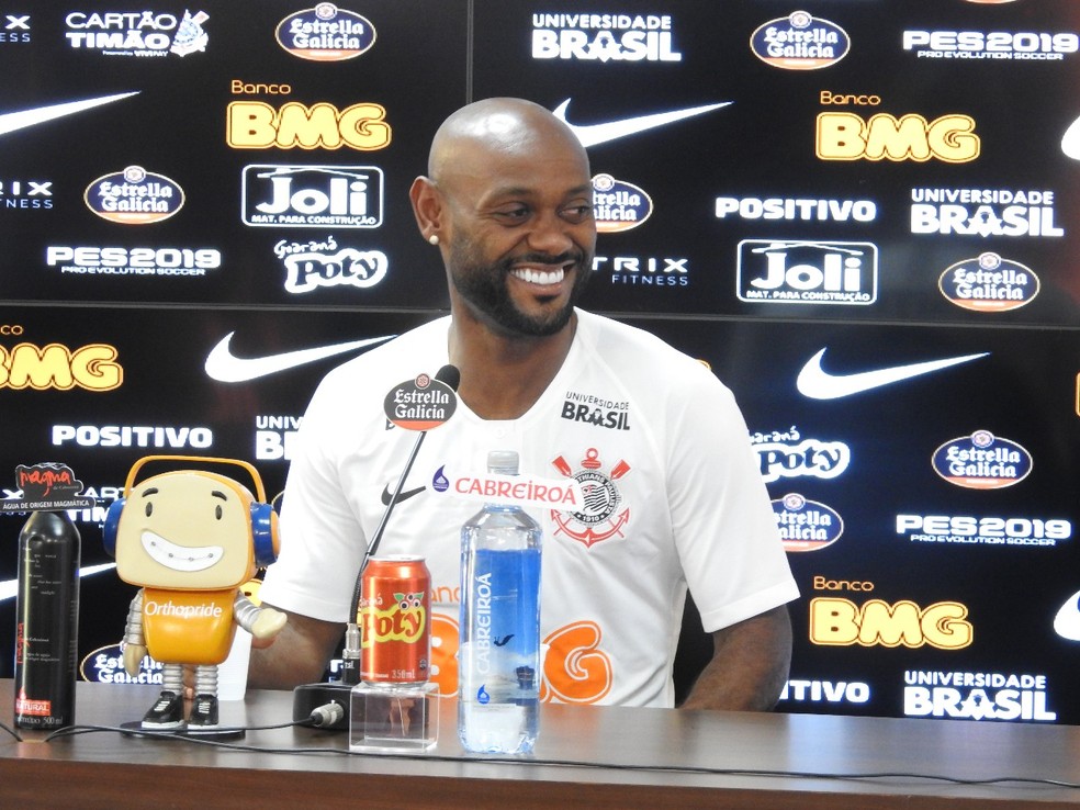 Vagner Love é só sorrisos durante entrevista coletiva na volta ao Corinthians — Foto: Bruno Cassucci