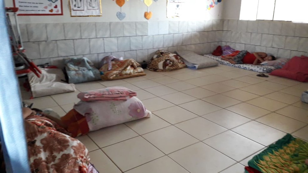 Diretora da escola se sensibilizou e abriu duas salas para que os pais pudessem se acomodar.  &mdash; Foto: Luzia Rocha/Arquivo pessoal