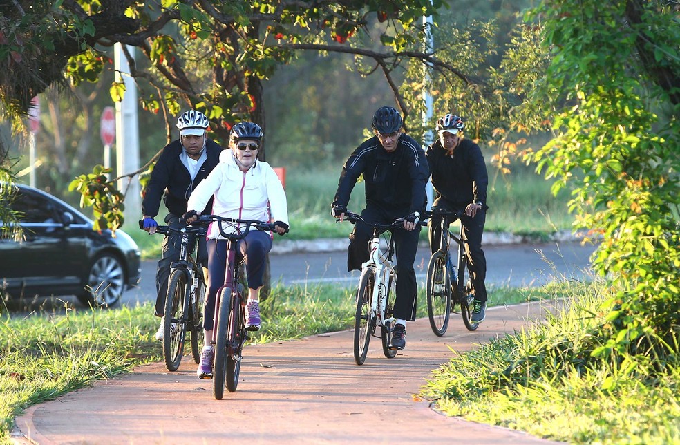 A ex-presidente Dilma Rousseff anda de bicicleta acompanhada do general Amaro, um personal trainer e um segurança. A presidente pedalou pela Vila Planalto, entre o Palácio do Planalto e o Palácio da Alvorada — Foto: Dida Sampaio/Estadão Conteúdo