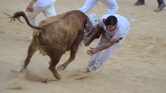 Festival de corrida de touros deixa feridos na Espanha. Tradicional festa de São Firmino está de volta à Pamplona, após dois anos suspensa por conta da pandemia de Covid-19 — Foto: JOSE JORDAN / AFP