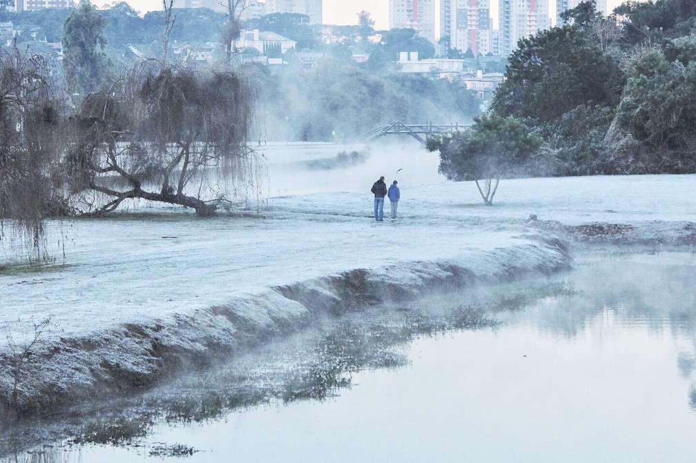 Geada no Parque Barigui, em Curitiba. Capital Ã© a mais fria do paÃ­s, com mÃ©dia de 13,4Â°C nos Ãºltimos 30 anos, segundo o Inmet. â Foto: Lud RogÃ©rio de AraÃºjo Neto/VocÃª na RPC 