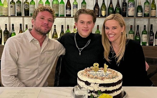 Reese Witherspoon e Ryan Phillippe posam juntos em aniversário do filho