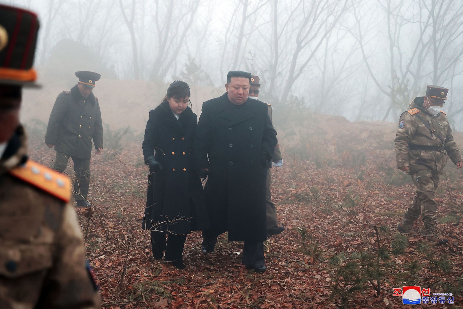 Kim Jong-un, líder da Coreia do Norte, e sua filha, Kim Ju-ae, caminham enquanto participam de um exercício de lançamento de míssil simulando um ataque nuclear tático no condado de Cholsan, província de North Pyongan em 19 de março de 2023 — Foto: Agência Central de Notícias da Coreia do Norte (KCNA) via AFP