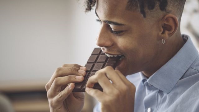 Por que é tão boa a sensação de comer chocolate, segundo cientistas