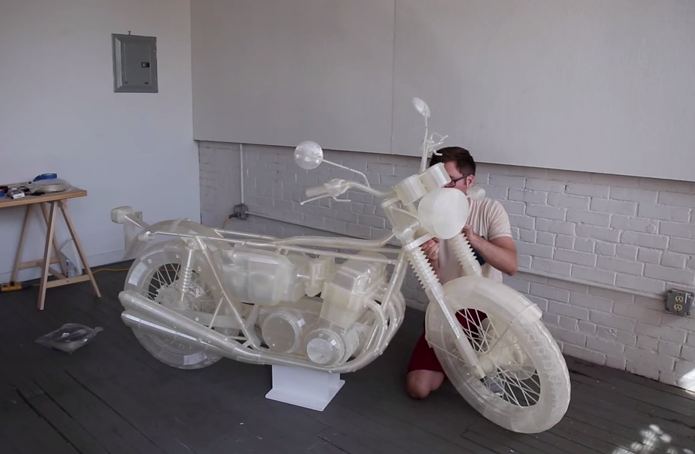 Artista americano fez moto conceitual (Foto: Reprodu??o/YouTube)